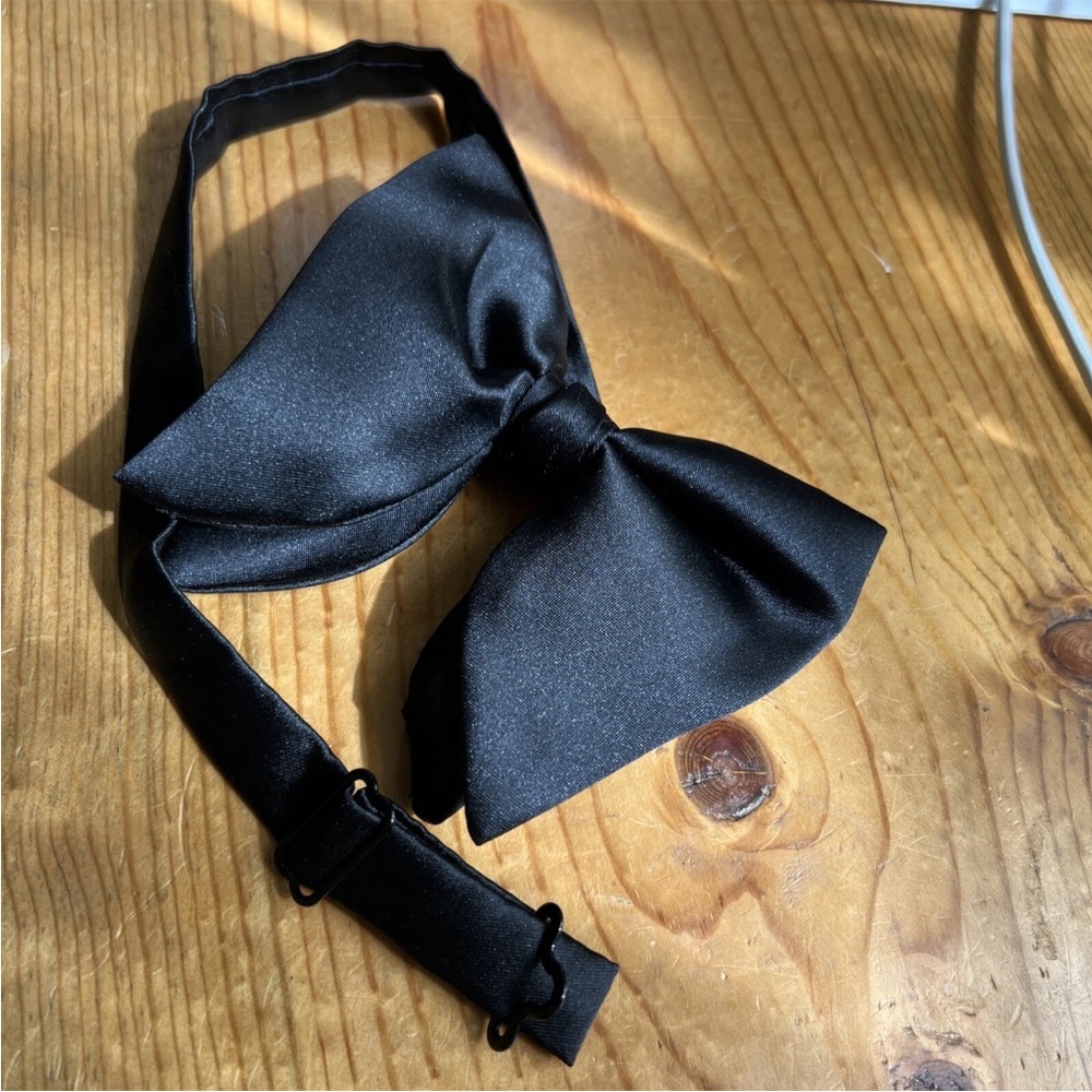 Tom Ford quality oversized Elegant prettied Black Bow Tie one size
